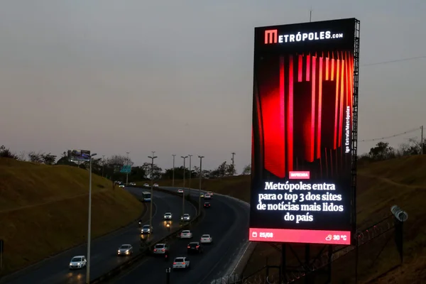 painel metrópoles