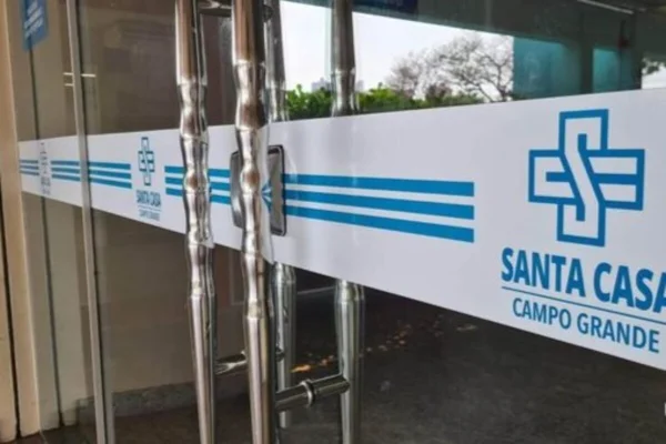 Imagem colorida das portas da CTI Santa Casa Campo Grande - Metrópoles