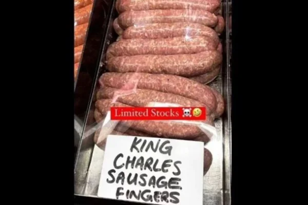 Imagem colorida de salsichas e uma placa escrita: king Charles sausage fingers