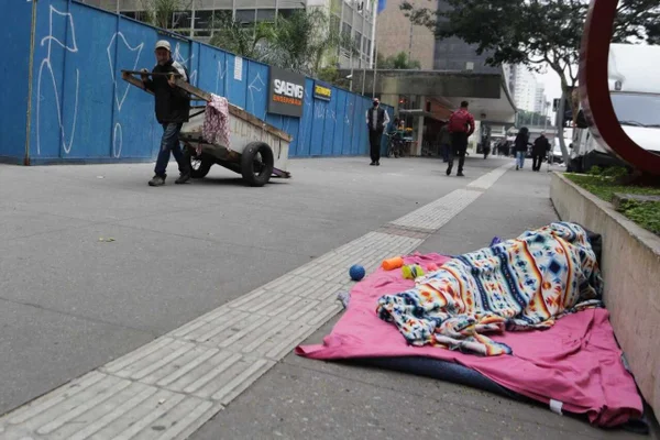 Pedestres se protegem do frio e da chuva, na Avenida Paulista, região central de São Paulo, nesta terça-feira (29-6) (5)