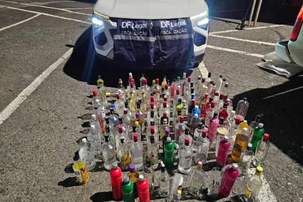 Garrafas de vidro e bebidas sem rótulos: DF Legal faz balanço no Carnaval