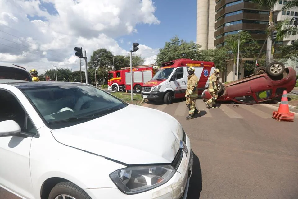 Carro branco que teria causado o acidente Carro branco que teria causado o acidente