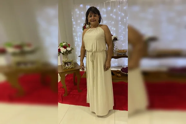 Mulher com vestido longo bege em tapete vermelho