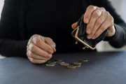 Em outras palavras, se há  aumento da inflação, o dinheiro passa a valer menos. A principal consequência é a perda do poder de compra ao longo do tempo, com o aumento dos preços das mercadorias e a desvalorização da moeda