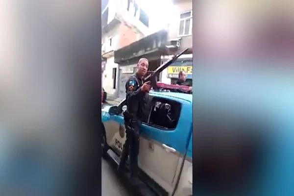 Vídeo: PM xinga, ameaça e dá tiros de fuzil durante operação no RJ