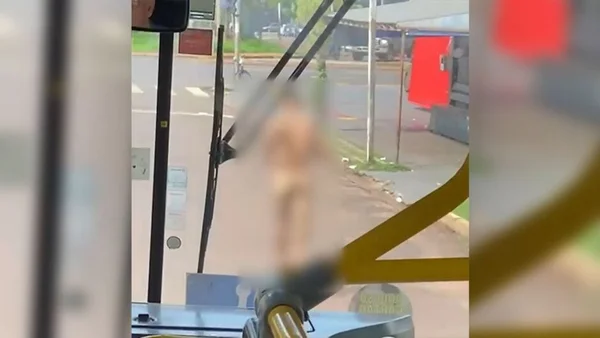 Foto colorida e borrada de homem que corria descalço e sem roupa pelas ruas de Campo Grande - Metrópoles