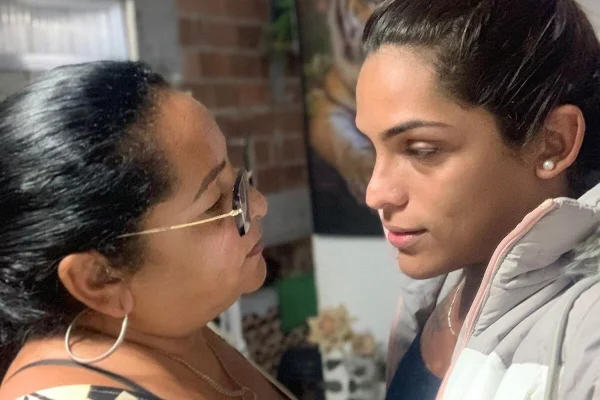 Samara Mapoua e a mãe, Drika se olham para foto - Metrópoles