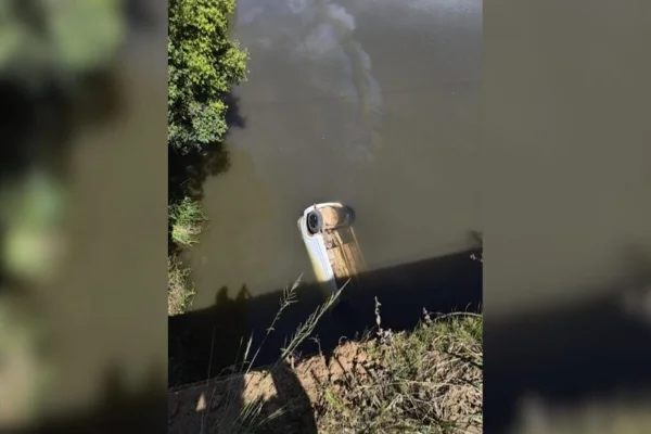Imagem colorida de carro submerso em rio - Metrópoles