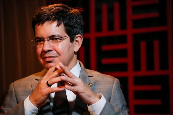 Randolfe Rodrigues: “Bolsonaro vive flertando com autoritarismo”