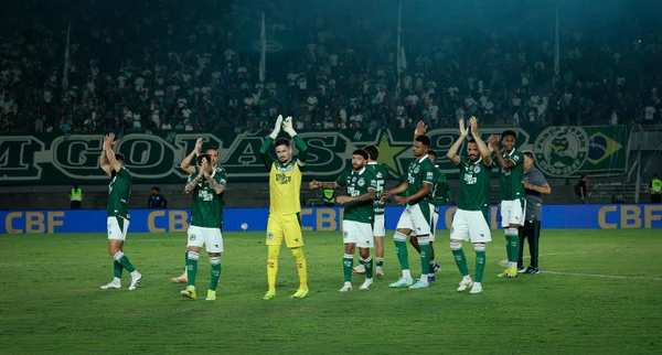 Time do Goiás saudando os torcedores no Estádio Serra Dourada