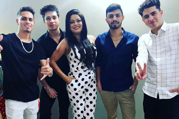Cantora gospel, Ellis Oliver posa junto com os 4 filhos - Metrópoles