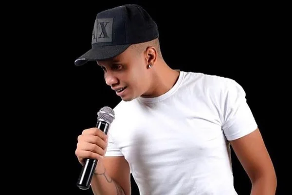 Cantor de grupo brega morre aos 30 anos após luta contra o câncer