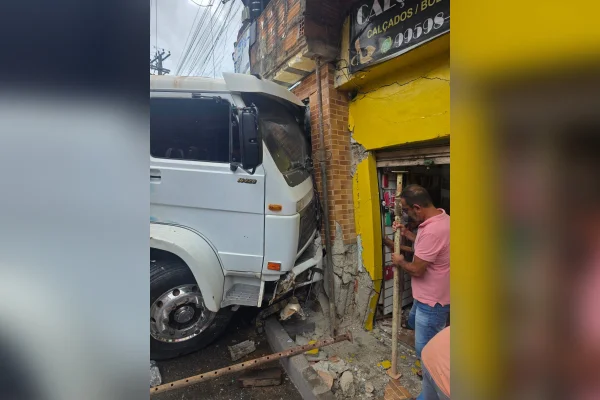 Caminhão desgovernado invade relojoaria e atropela idoso em BH