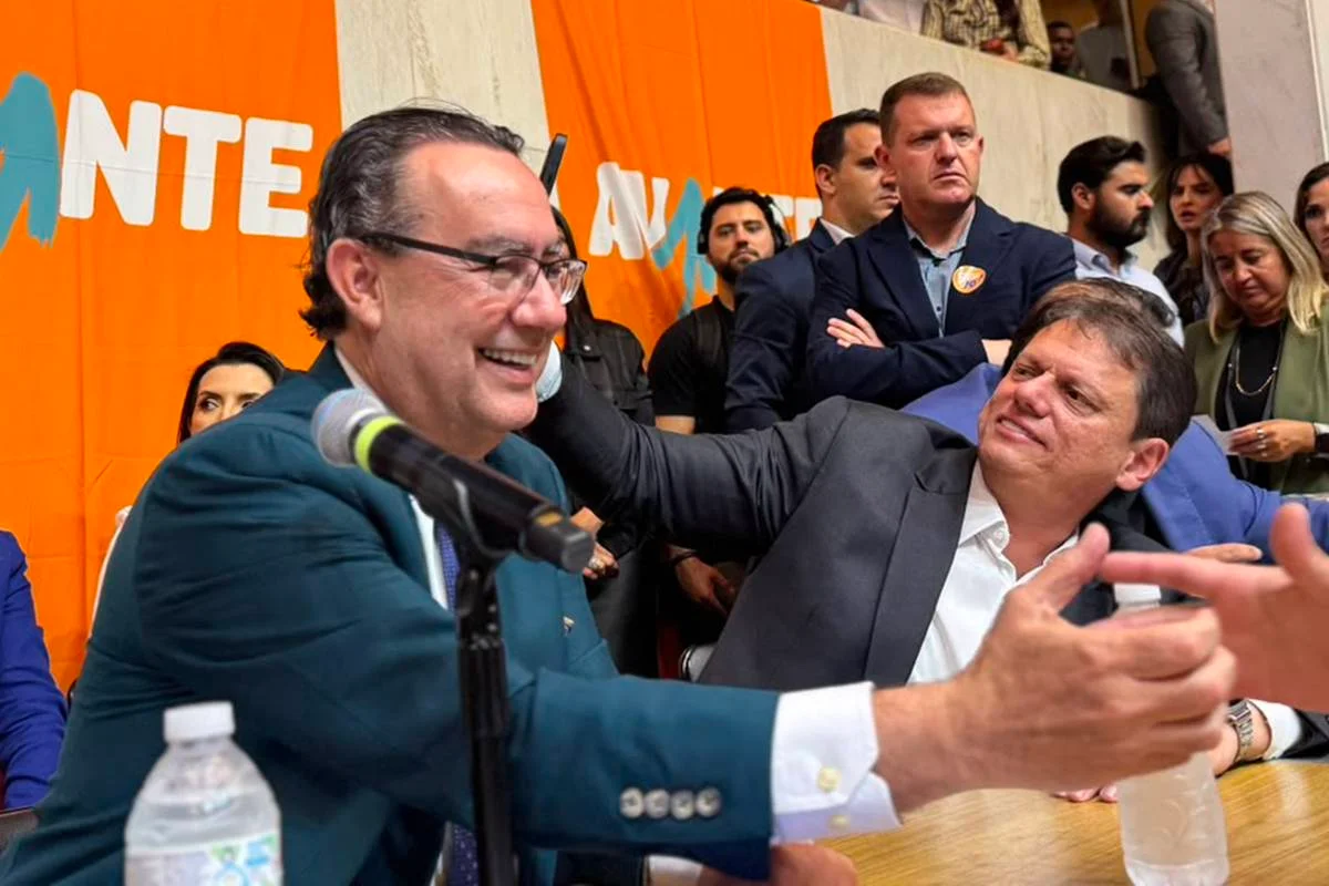 Augusto Cury e Tarcísio de Freitas na convenção do partido Avante Augusto Cury e Tarcísio de Freitas na convenção do partido Avante
