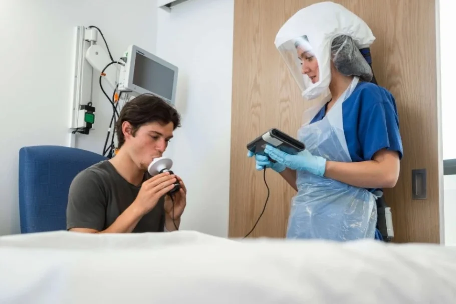 Os participantes ficarão hospedados no hotel por duas semanas Os participantes ficarão hospedados no hotel por duas semanas
