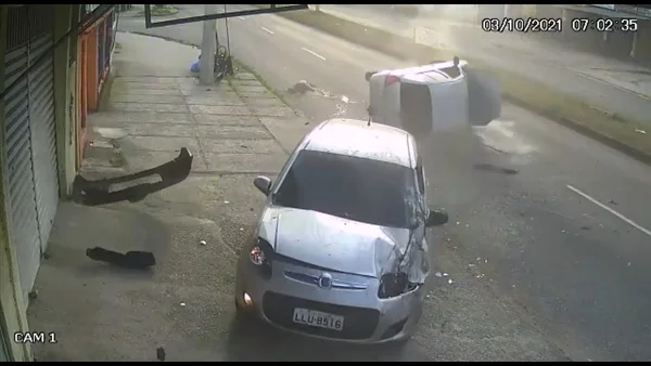 A jovem Thalia Ferreira, que foi arremessada de carro capotado, foi operada e segue internada