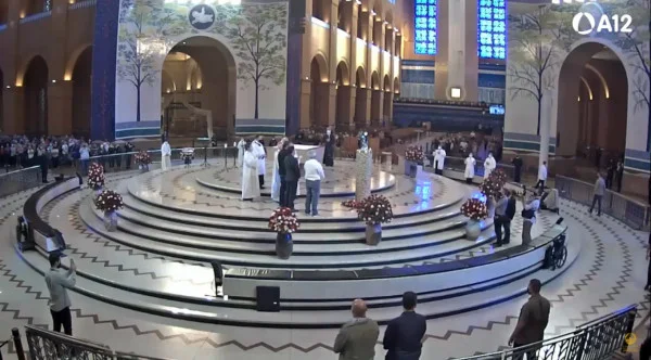 Bolsonaro encerra ida à missa em Aparecida com oração