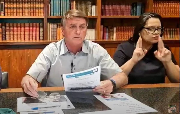 Bolsonaro faz novo ataque à Petrobras: “Rachando de ganhar dinheiro”