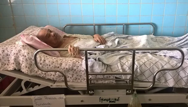 Mesmo com decisão judicial, idoso aguarda cirurgia no HRC