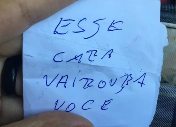Homem usa bilhete para alertar estudante sobre assalto em ônibus