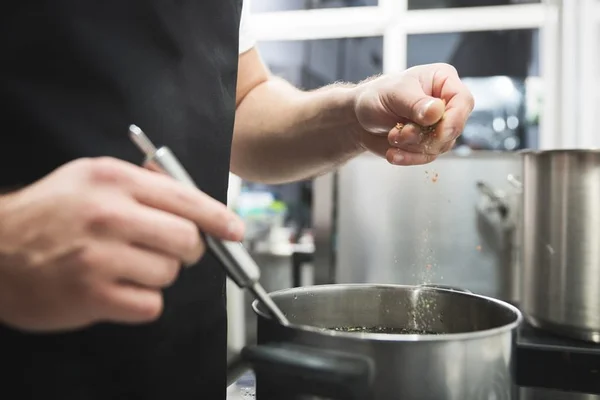 Restaurante no Lago Sul contrata para diversas áreas
