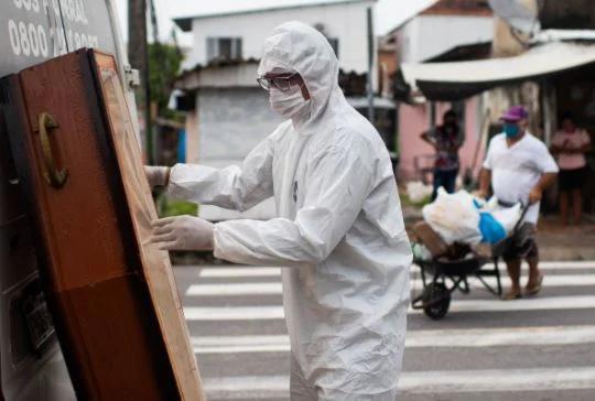 Com UTIs cheias, Brasil está há 37 dias com média de mortes acima de mil