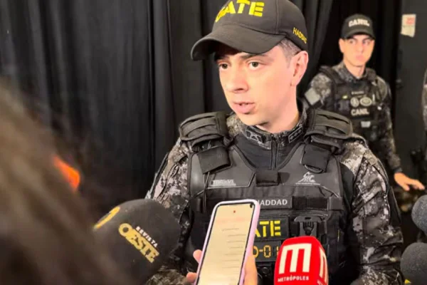 Imagens coloridas mostram policial militar com farda do Gate em entrevista coletiva