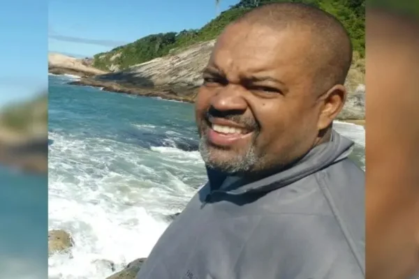 Imagem colorida de homem sorrindo