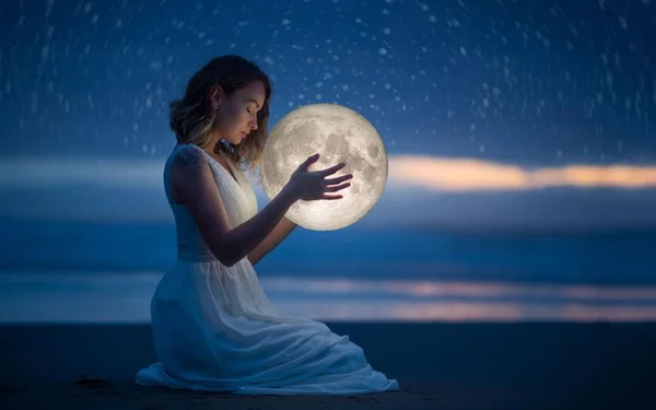 Mulher segurando "a lua"