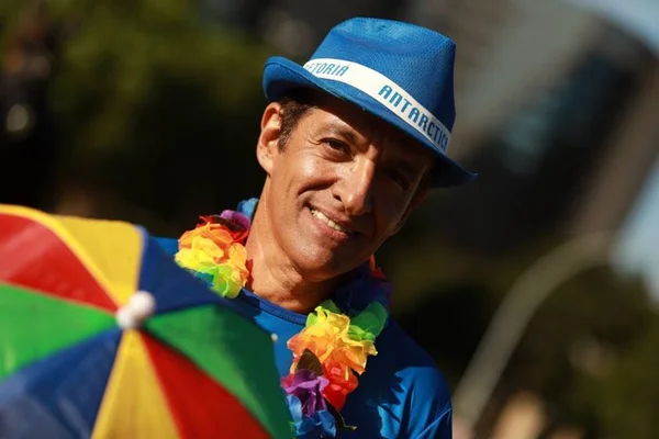 Pacotão volta às ruas em clima de protesto