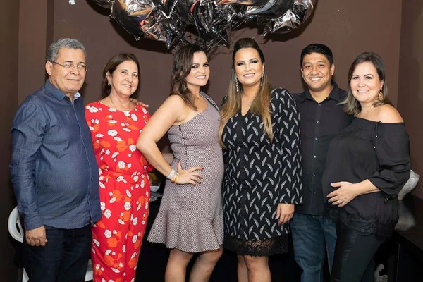 Adriana Samartini comemora aniversário com show na Shed Western Bar