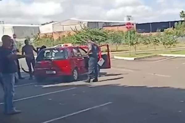 Candidata perde controle do carro e atropela quatro em exame de CNH