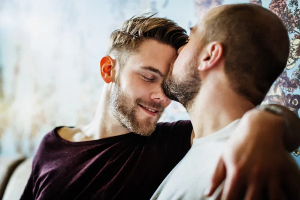 Foto colorida de casal homossexual