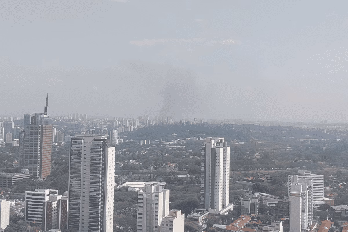 Imagem colorida de fumaça no céu de São Paulo