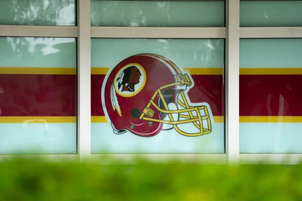 Imagem colorida do símbolo do Washington REdskins- Metrópoles