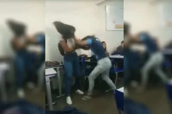 Vídeo: alunas trocam tapas e puxões de cabelo em escola pública do DF