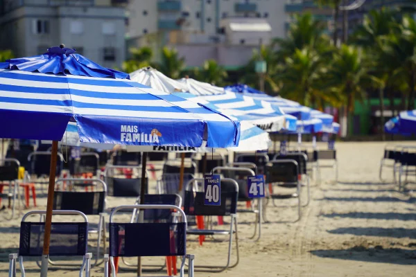 A Prefeitura de Praia Grande, no litoral de São Paulo, definiu novas regras para os ambulantes que atuam nas praias da cidade - Metrópoles