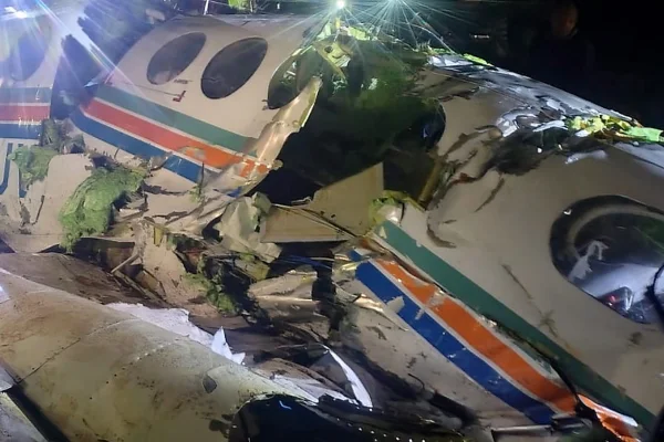 Avião destruído por queda