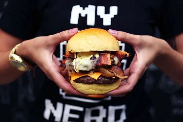 Hamburgueria nerd no Gama transforma super-heróis em sanduíche
