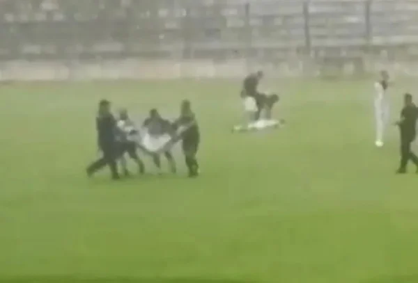 Imagem do jogador sendo socorrido dentro de campo - Metrópoles