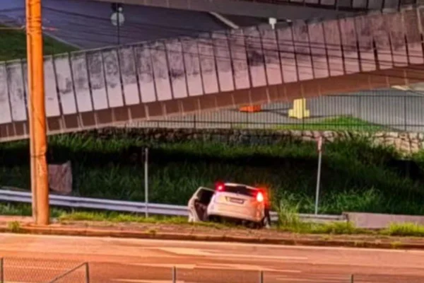 Carro que bateu em poste com motorista embriagado - Metrópoles