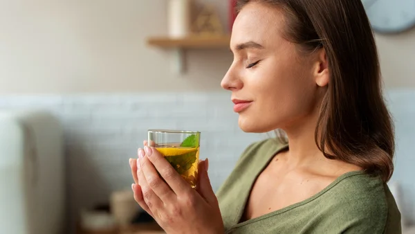 Chá “seca barriga” emagrece mesmo? Entenda o que acontece no corpo
