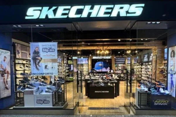 imagem colorida de fachada de loja da marca de tênis Skechers no Brasill