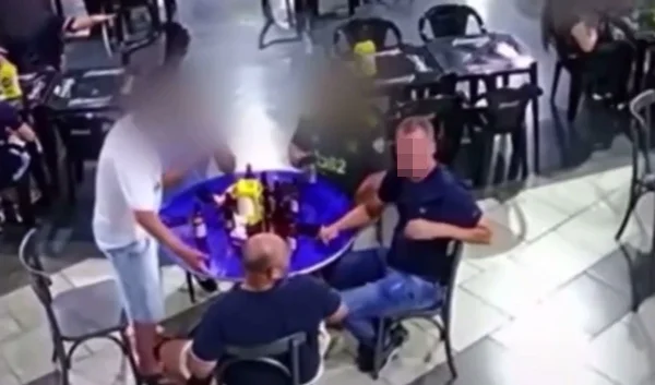 pessoas sentadas em uma mesa de bar