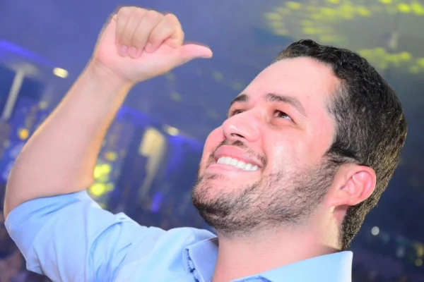 imagem colorida mostra homem fazendo joinha com a mão direita. ele é branco, tem barba e cabelo preto - metrópoles