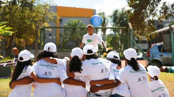Voluntária leva 30 crianças para jogo do Brasil no Mané Garrincha