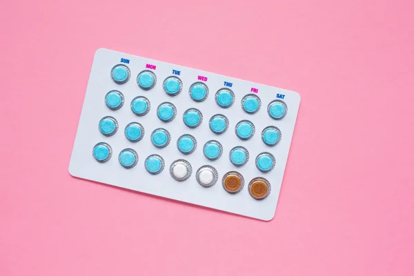 Pacote de pílulas anticoncepcionais. Conceito de contracepção feminina para sexo e reprodução, controle populacional, feminismo ou direito de escolha das mulheres.