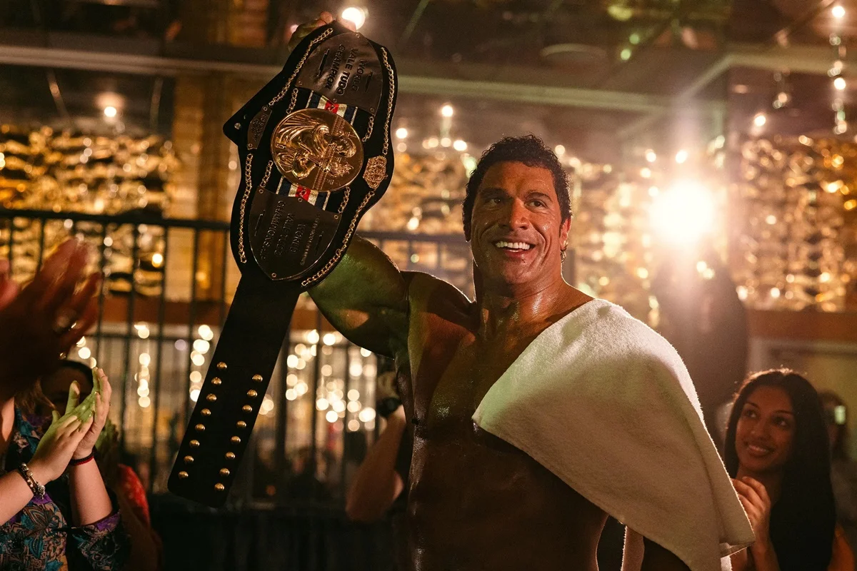 Imagem colorida de Dwayne Johnson caracterizado como Mark Kerr para a cinebiografia Coração De Lutador – The Smashing Machine