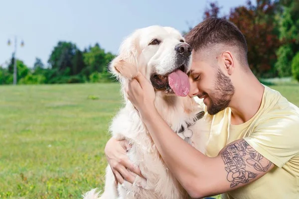 Pet shop propõe forma especial de transformar tatuagem com nome do ex