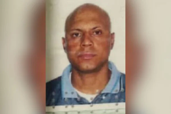 Imagem colorida da foto de um homem em um RG